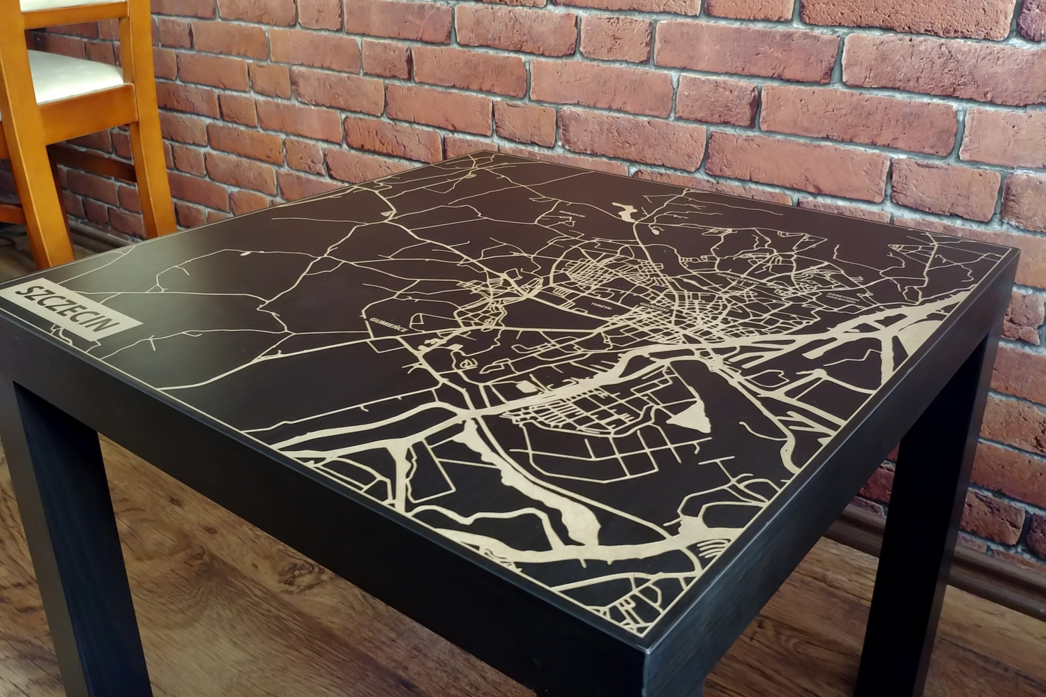 Grawerowany stolik kawowy z IKEA